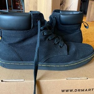 Black ankle boot doc martens